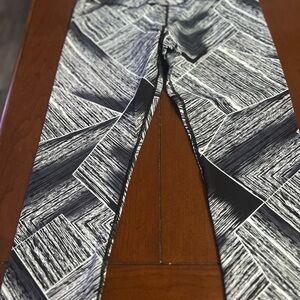 Lululemon Geometric Black and White Leggings size 6 -Make an Offer!